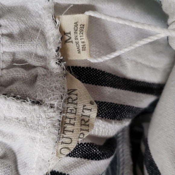 Exist Shorts White Gray Striped Southern Spirit Junior's Size Medium NWT - Picture 4 of 12